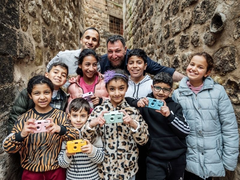 Sabancı Vakfı’nın 17. Sezon Fark Yaratanları Amar Kılıç ve Serbest Salih, Mardin’de Çocukları Analog Fotoğrafçılıkla Buluşturuyor