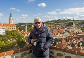 PRAG’IN ŞİİRSEL YÜZÜ İZZET KERİBAR’IN KADRAJINDA