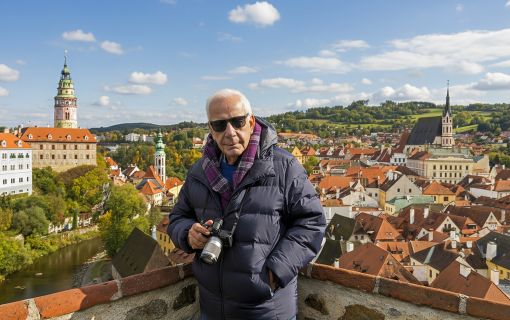 PRAG’IN ŞİİRSEL YÜZÜ İZZET KERİBAR’IN KADRAJINDA