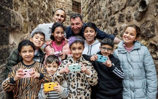 Sabancı Vakfı’nın 17. Sezon Fark Yaratanları Amar Kılıç ve Serbest Salih, Mardin’de Çocukları Analog Fotoğrafçılıkla Buluşturuyor