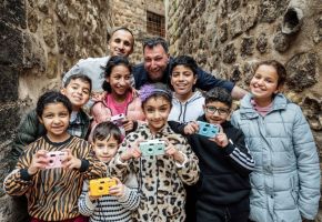 Sabancı Vakfı’nın 17. Sezon Fark Yaratanları Amar Kılıç ve Serbest Salih, Mardin’de Çocukları Analog Fotoğrafçılıkla Buluşturuyor