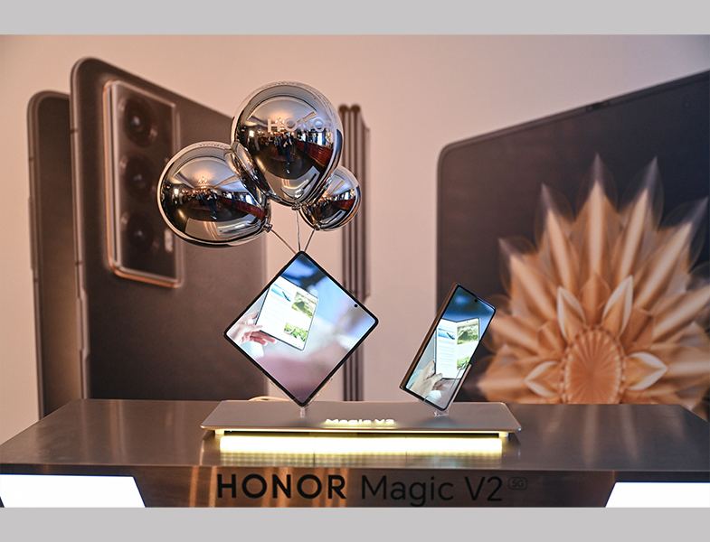 Dünyanın En İnce ve En Hafif İçe Katlanan Telefonu HONOR Magic V2 Şimdi Türkiye’de!