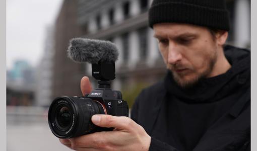 Sony Dünyanın En Hafif Kompakt Sabit F4 Geniş Açılı Motorlu Zum G Lens™’ini Piyasaya Sunuyor